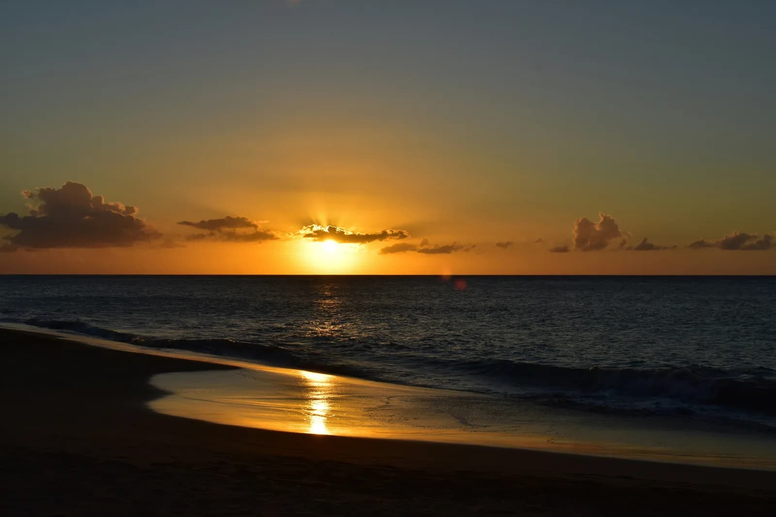 Coucher de soleil sur une plage de Saint-François, Guadeloupe