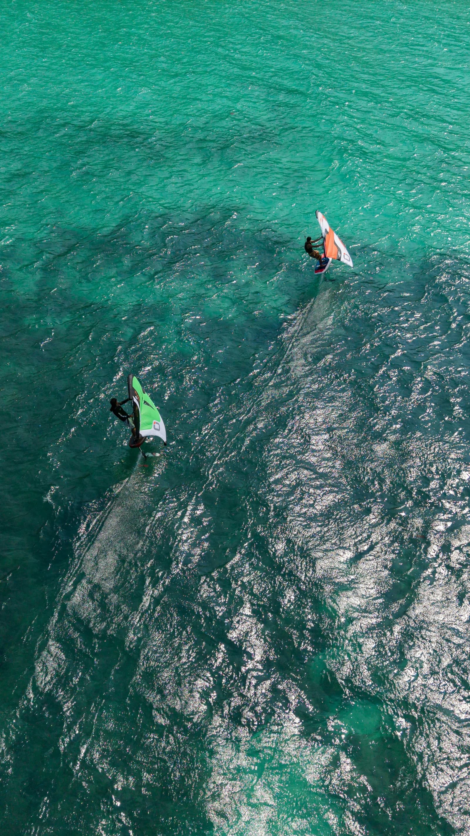 Wingfoilers sur le lagon turquoise de Saint-François