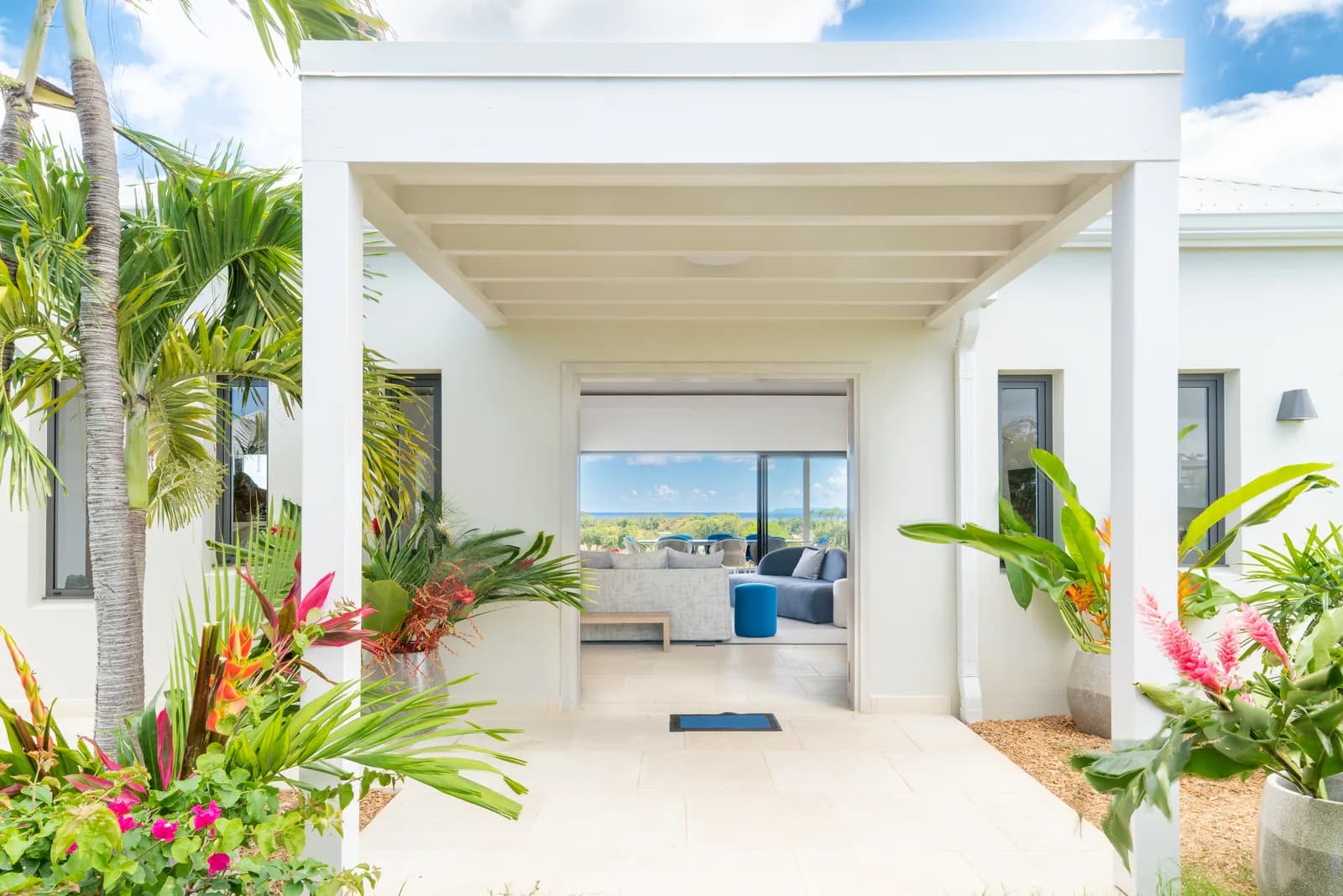 Villa Belles Rives, Saint-François — perspective traversante salon-océan, art de vivre caribéen