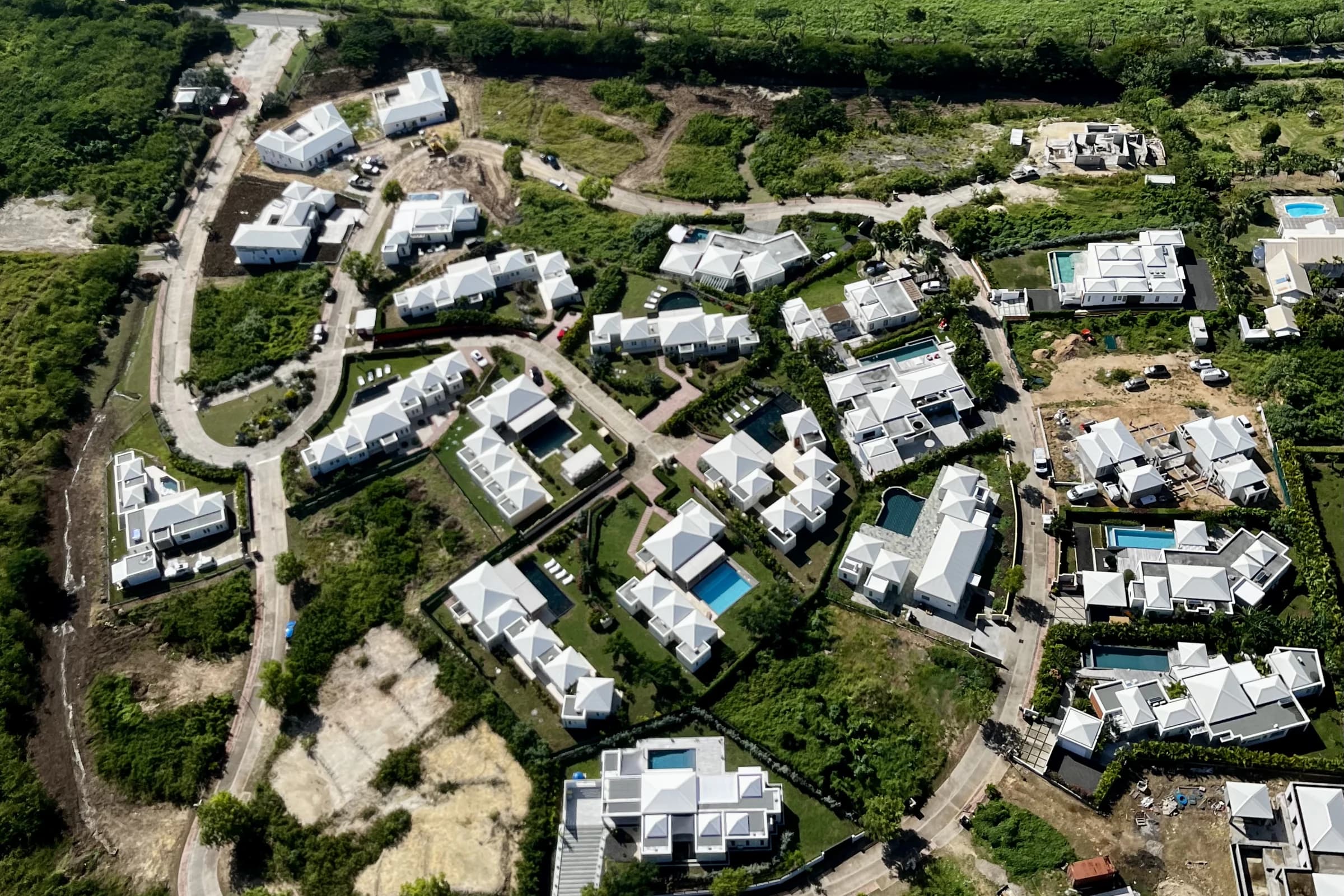 Belles Rives — vue aérienne du domaine sur le plateau dominant l'Anse Champagne, avec l'aérodrome de Saint-François et le golf international en arrière-plan