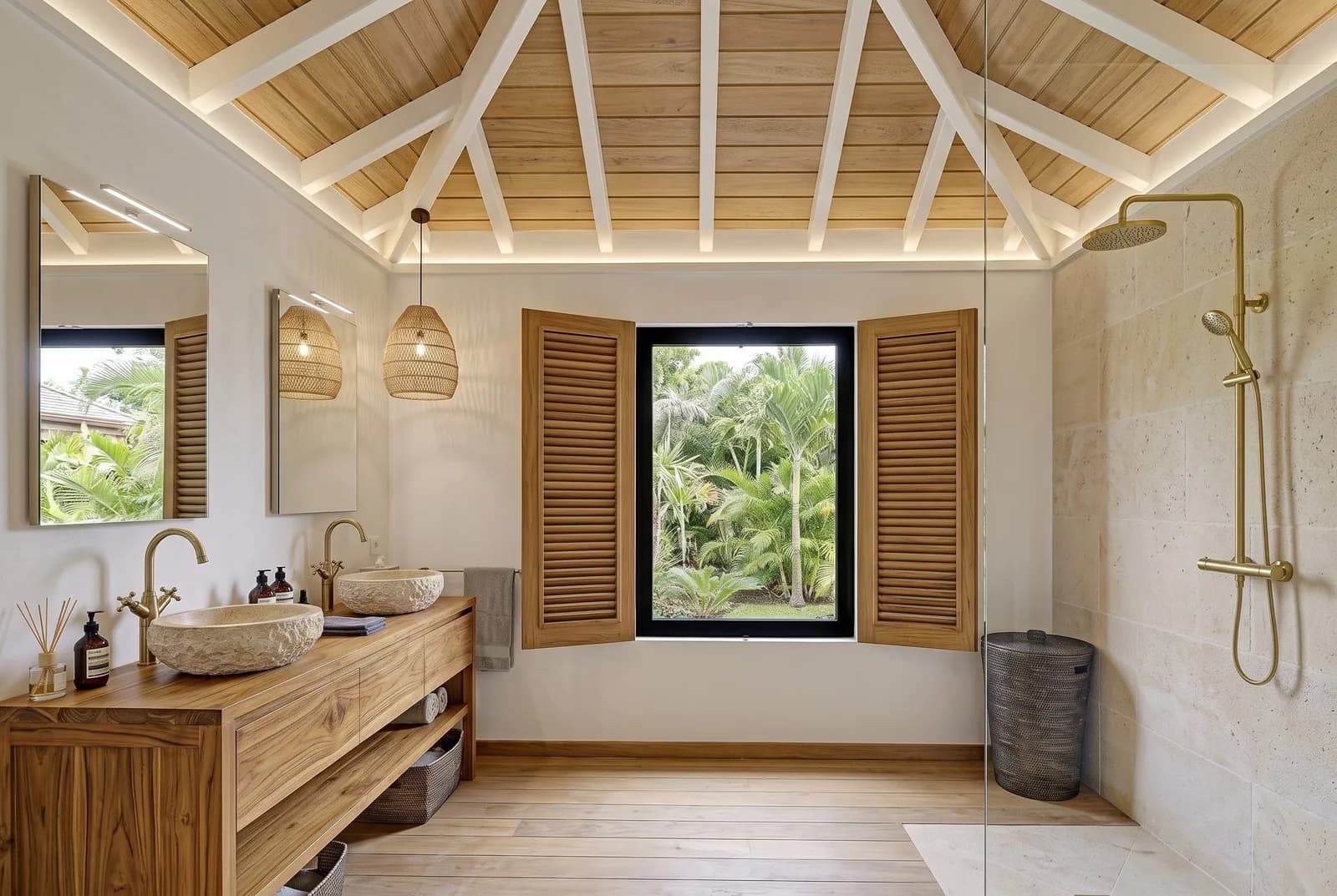 Salle de bain en teck et pierre, douche à l’italienne