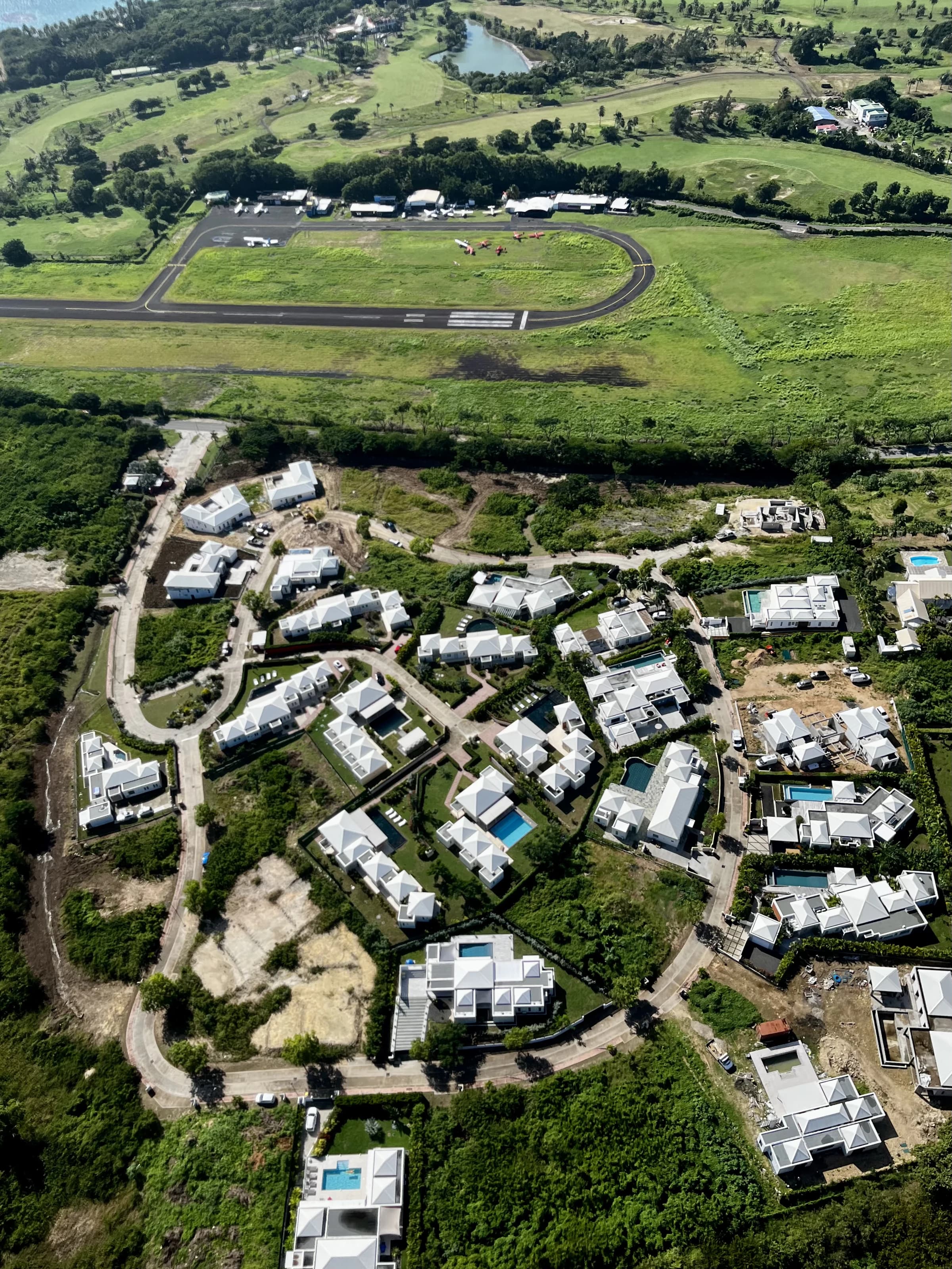 Lotissement Belles Rives 2018 — vue aérienne du domaine livré avec villas, aérodrome de Saint-François et golf international en arrière-plan