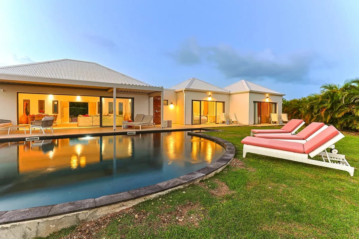 Villa Nacarat — piscine au crépuscule