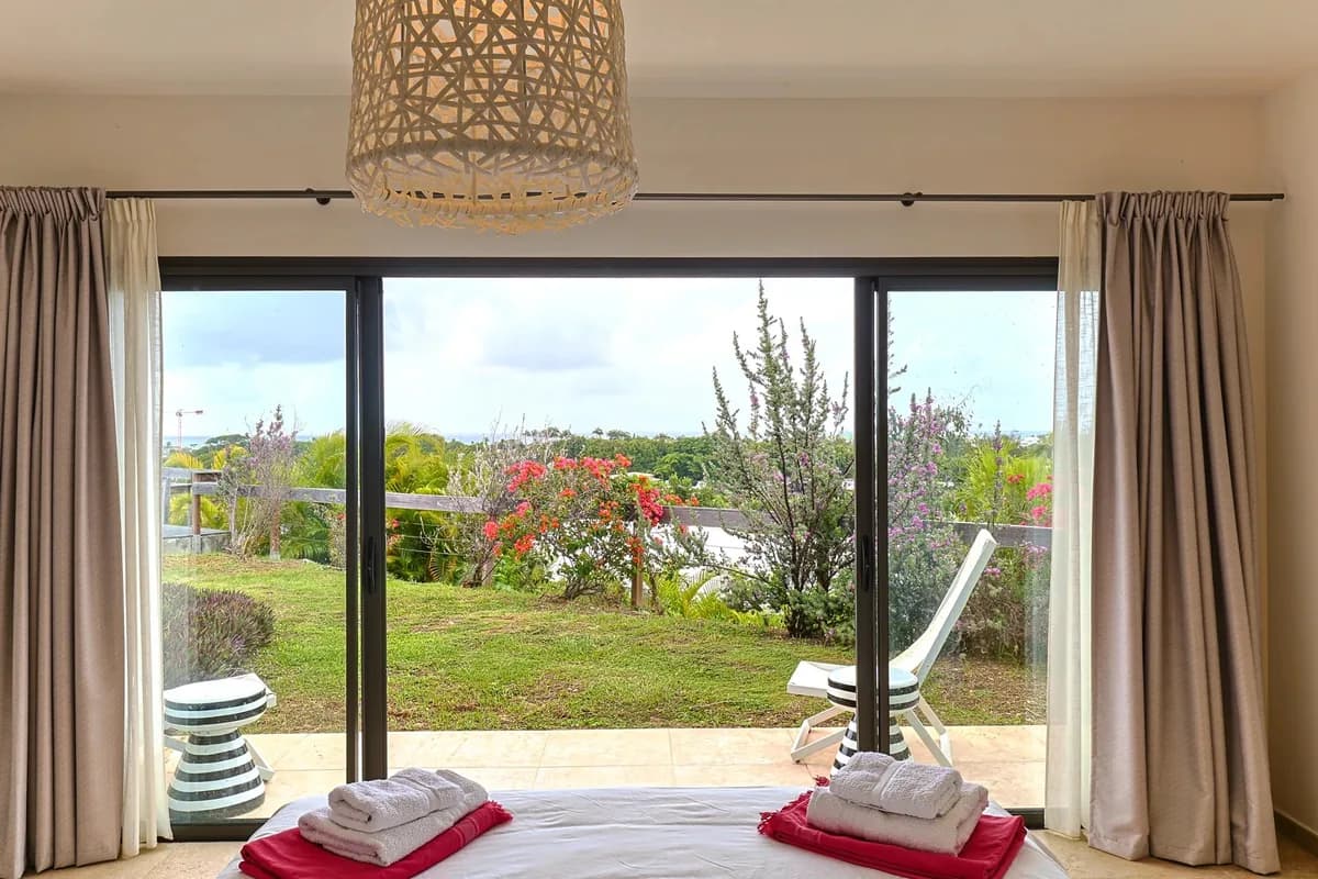 Villa Nacarat — chambre côté jardin