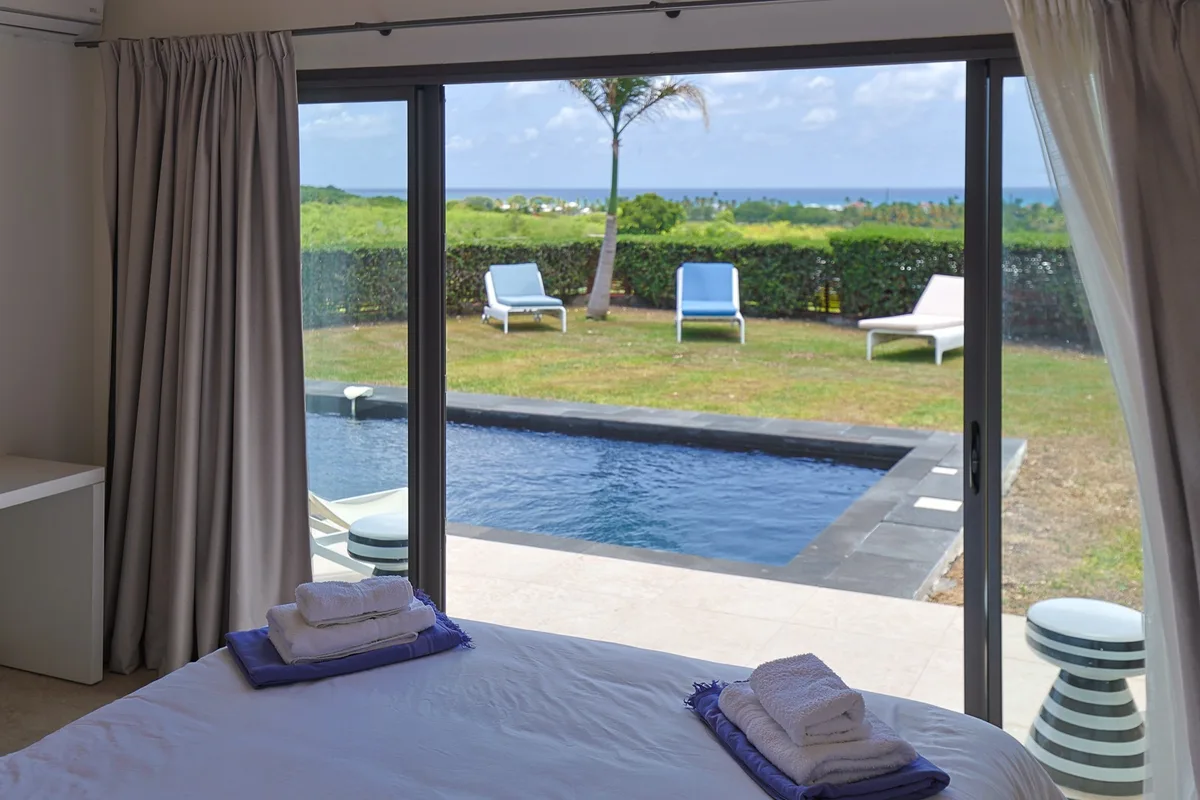 Chambre vue piscine et mer