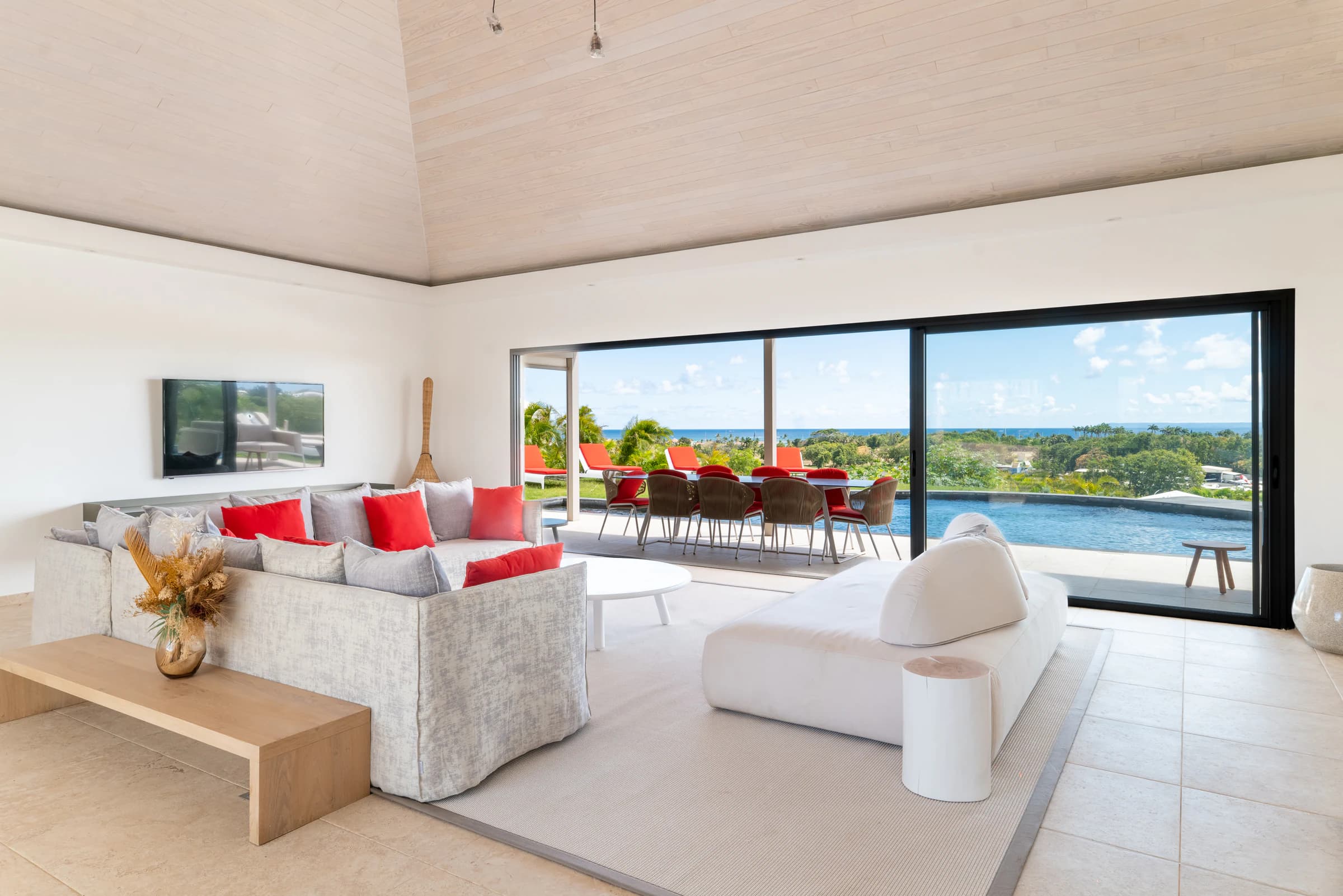 Plateau Dominant Belles Rives — salon ouvert sur terrasse, piscine à débordement et vue mer, villa livrée 2021-2023, Saint-François