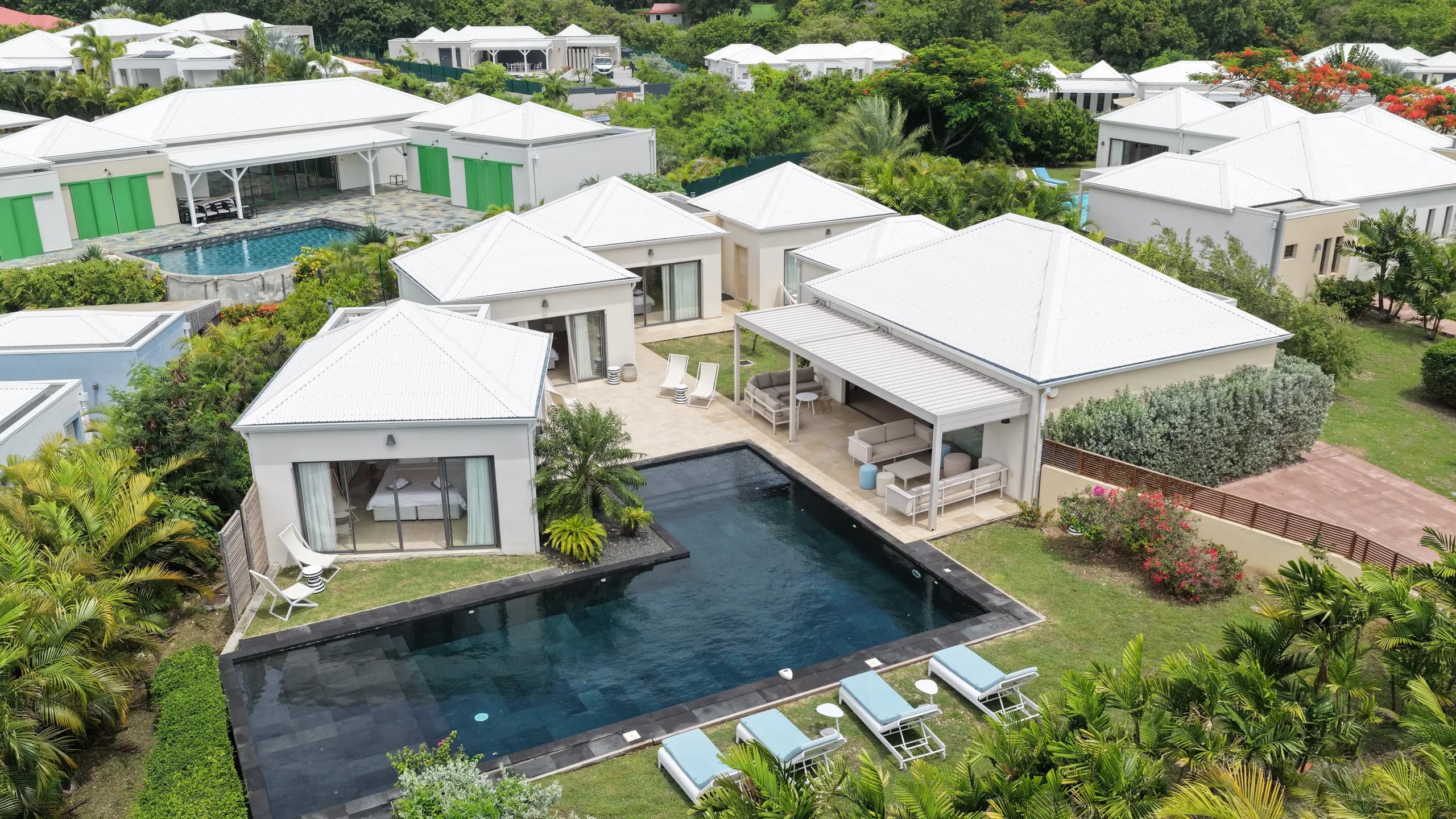 Belles Rives — villa livrée avec piscine, vue aérienne drone Pure Vision septembre 2026